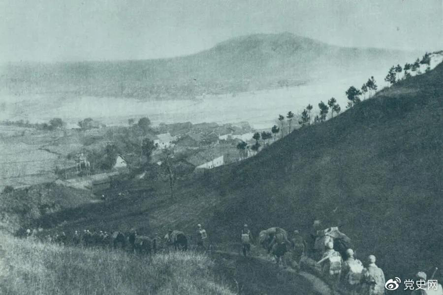 1945年4月6日，太行部隊等向白晉、同蒲沿線上的日軍展開攻擊。這是八路軍向祁縣開進(jìn)。